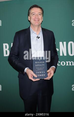 L'ancien directeur du FBI James Comey fait la promotion de son nouveau livre 'A Higher Loyalty' chez Barnes and Noble à New York. Banque D'Images