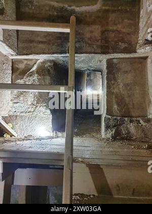 Pyramide courbée -L'entrée du tunnel des voleurs de tombes au sommet de l'escalier en bois à l'intérieur de la pyramide construite par Pharoah Snefuru à la nécropole de Dahchour près du Caire, Egypte Banque D'Images