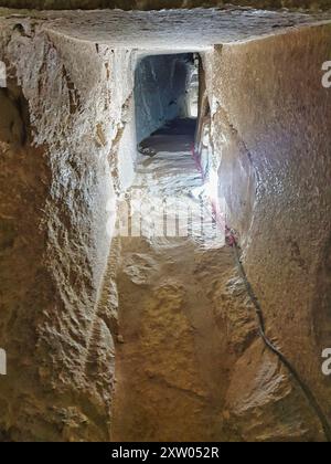 Bent Pyramid -Une vue du tunnel des voleurs de tombes entre la 1ère et la 2ème chambre à l'intérieur de la pyramide construite par Pharoah Snefuru à la nécropole de Dahshur près du Caire, Egypte Banque D'Images