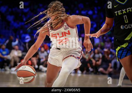 Arlington, Texas, États-Unis. 16 août 2024. VERONICA BURTON (22 ans), gardienne du Connecticut, dribble vers le panier lors d'un match WNBA entre le Connecticut Sun et Dallas Wings au College Park Center. Le Sun gagne 109-91. (Crédit image : © Mark Fann/ZUMA Press Wire) USAGE ÉDITORIAL SEULEMENT! Non destiné à UN USAGE commercial ! Crédit : ZUMA Press, Inc/Alamy Live News Banque D'Images