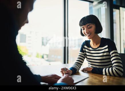 Gens d'affaires, consultation et signature de contrat pour document juridique, accord et réunion de bureau. Notaire, conseiller ou femme écrivant sur papier pour Banque D'Images