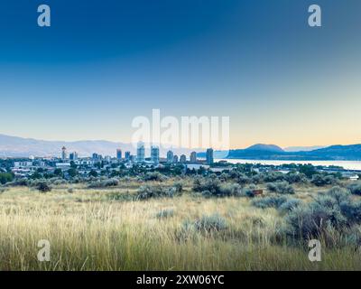 Paysage urbain de Kelowna depuis Knox Mountain lors d'une chaude soirée d'août au crépuscule Banque D'Images