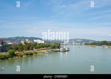 Linz, Autriche. 12 août 2024. Vue panoramique sur les rives du Danube dans le centre-ville Banque D'Images