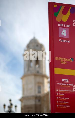 CADIX, ESPAGNE - 23 MAI 2024 : vue sur la cathédrale de Cadix (Catedral de Santa Cruz) panneau indiquant l'arrêt de bus de la cathédrale Banque D'Images