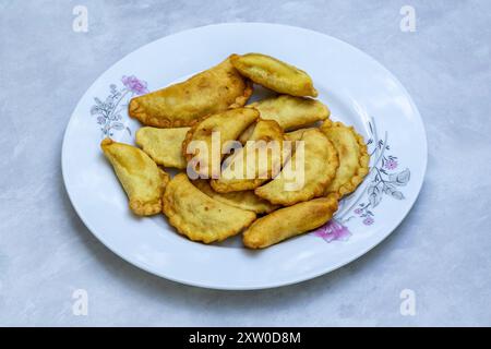 Délicieux puli pitha de bœuf dans un plat. C'est un gâteau de riz populaire et traditionnel du Bangladesh. Banque D'Images