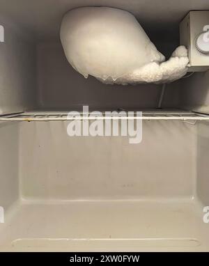 Il y a beaucoup de glace à l'intérieur du congélateur. Vue de face Banque D'Images