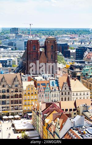 Vue de la cathédrale de Marie Madeleine depuis la tour de l'église St Elizabeths, Wroclaw, Pologne Banque D'Images