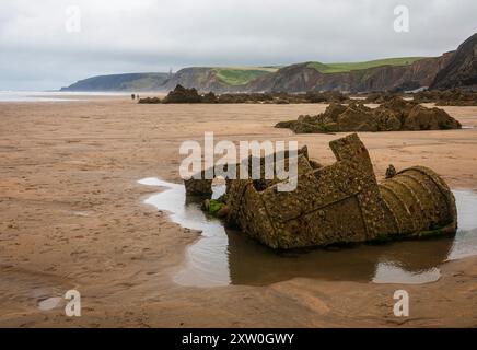 Marée basse et naufrage à Northcott Mouth Beach sur la côte nord des Cornouailles dans l'ouest de l'Angleterre Banque D'Images