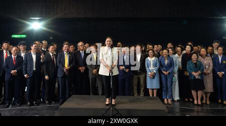 Bangkok, Thaïlande. 16 août 2024. Paetongtarn Shinawatra (C) prend la parole lors d'une conférence de presse après avoir remporté le vote parlementaire au siège du Parti Pheu Thai à Bangkok, Thaïlande, le 16 août 2024. Crédit : Rachen Sageamsak/Xinhua/Alamy Live News Banque D'Images