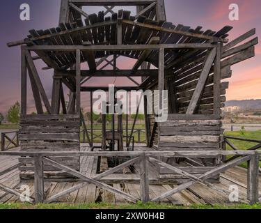 Structure en bois des mondes premier puits de pétrole foré industriellement à Bakou, Azerbaïdjan, contre un ciel de coucher de soleil vibrant Banque D'Images