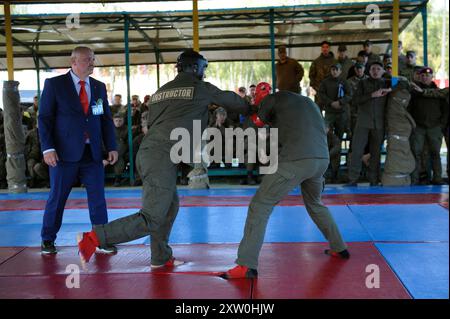 Armée combative. Deux combattants combattant dans un ring, regardant les arbitres. Un combat d'exposition entre hommes, instructeur officier et soldat stagiaire, amateurs. Banque D'Images