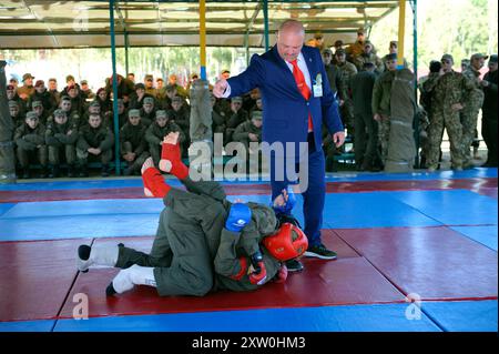 Armée combative. Deux combattants combattant dans un ring, regardant les arbitres. Un combat d'exposition entre hommes, instructeur officier et soldat stagiaire, amateurs. Banque D'Images