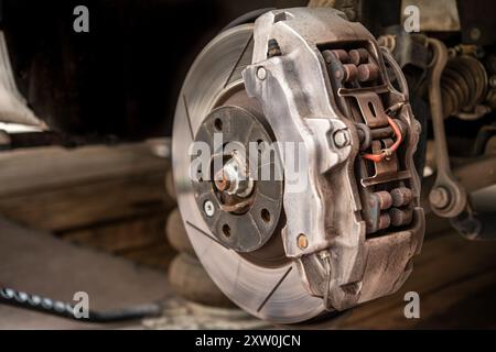 Vue détaillée d'un étrier de frein de voiture et d'un ensemble disque, présentant les composants essentiels essentiels à la sécurité du véhicule pendant le freinage. Idéal pour l'automobile Banque D'Images