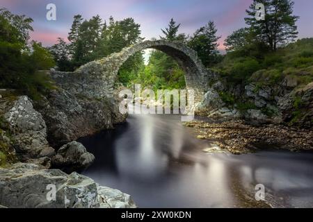 Le Old Pack Horse Bridge à Carrbridge est le plus ancien pont de pierre connu des Highlands écossais. Banque D'Images