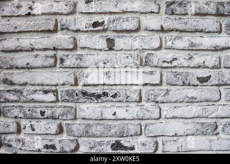 Une vue rapprochée d'un mur de briques grises altérées, présentant des textures uniques, des taches et un charme rustique, parfait pour le design d'intérieur contemporain et l'arc Banque D'Images