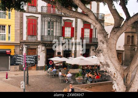 Gran Canaria, Espagne, Îles Canaries, Las Palmas - 22 juillet 2024. Un café de rue à la Vegueta, comme la vieille ville historique de Las Palmas de Gran Canaria est Banque D'Images