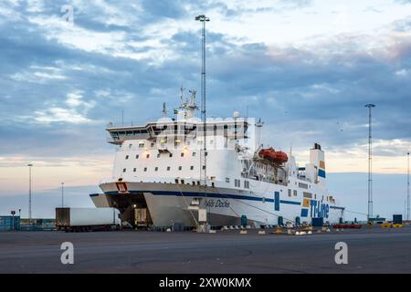 Trelleborg, Suède - 9 août 2024 : dans le port de Trelleborg, des semi-remorques embarquent par la proue sur le ferry TT-Line 'Nils Dacke' en direction de Swinoujscie, Banque D'Images