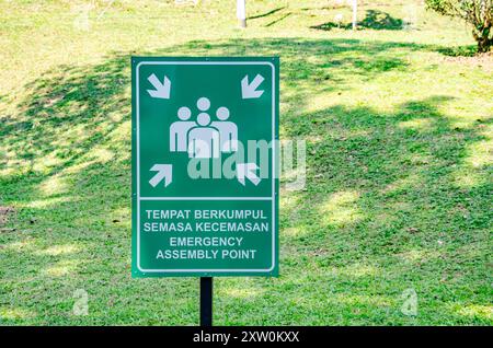 Panneau indiquant un point de rassemblement d'urgence dans les jardins botaniques de Penang à Penang, Malaisie Banque D'Images