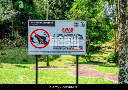 Un panneau informe les gens que nourrir des singes n'est pas autorisé dans le parc municipal de Penang ou le parc de la jeunesse à George Town, Penang, Malaisie Banque D'Images