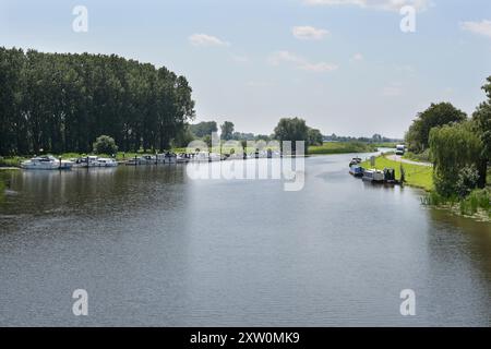 amarrages sur la grande maison de rivière près de denver écluse, denver, norfolk, angleterre Banque D'Images