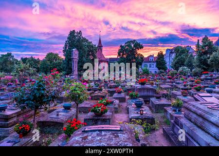 Nürnberger Stadtbild Der Johannisfriedhof à Nürnberg BEI Sonnenuntergang. Zahlreiche Gräber, die mit Blumen geschmückt sind, erstrecken sich über das Bild. IM Hintergrund erhebt sich eine kleine Kapelle, und der Himmel ist in kräftigen Orange- und Violetttönen gefärbt. Bäume und Gebäude umrahmen die Szene. Nürnberg Bayern Deutschland *** Nuremberg Cityscape créé Johns Cemetery in Nuremberg au coucher du soleil de nombreuses tombes, décorées de fleurs, s'étendent sur l'image Une petite chapelle s'élève en arrière-plan, et le ciel est coloré dans des tons orange et violet forts arbres et bâtiments encadrent le SC Banque D'Images