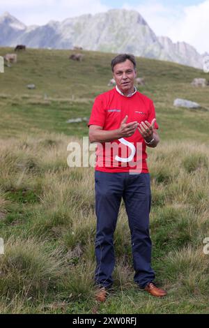 Photovoltaikanlage Sedrun Solar Eric Wagner, CEO der aventron AG. Spatenstich der 19 MW-Photovoltaikanlage Sedrun Solar AM 16.08.2024 in der Gemeinde Tujetsch, Graubünden. Es ist dies die erste alpine Solar-Grossanlage, welche im Rahmen des Solarexpress des Bundes erstellt wird. Die Anlage soll jährlich Strom für rund 6500 Haushalte liefern. Die Realisierung erfolgt durch die energia alpina in Zusammenarbeit mit aventron. *** Centrale photovoltaïque Sedrun Solar Eric Wagner, PDG d'aventron AG cérémonie d'inauguration de la centrale photovoltaïque Sedrun Solar de 19 MW le 16 08 2024 dans la commune o Banque D'Images