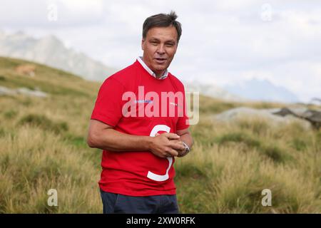 Photovoltaikanlage Sedrun Solar Eric Wagner, CEO der aventron AG. Spatenstich der 19 MW-Photovoltaikanlage Sedrun Solar AM 16.08.2024 in der Gemeinde Tujetsch, Graubünden. Es ist dies die erste alpine Solar-Grossanlage, welche im Rahmen des Solarexpress des Bundes erstellt wird. Die Anlage soll jährlich Strom für rund 6500 Haushalte liefern. Die Realisierung erfolgt durch die energia alpina in Zusammenarbeit mit aventron. *** Centrale photovoltaïque Sedrun Solar Eric Wagner, PDG d'aventron AG cérémonie d'inauguration de la centrale photovoltaïque Sedrun Solar de 19 MW le 16 08 2024 dans la commune o Banque D'Images