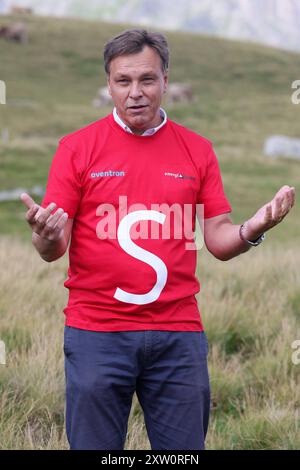 Photovoltaikanlage Sedrun Solar Eric Wagner, CEO der aventron AG. Spatenstich der 19 MW-Photovoltaikanlage Sedrun Solar AM 16.08.2024 in der Gemeinde Tujetsch, Graubünden. Es ist dies die erste alpine Solar-Grossanlage, welche im Rahmen des Solarexpress des Bundes erstellt wird. Die Anlage soll jährlich Strom für rund 6500 Haushalte liefern. Die Realisierung erfolgt durch die energia alpina in Zusammenarbeit mit aventron. *** Centrale photovoltaïque Sedrun Solar Eric Wagner, PDG d'aventron AG cérémonie d'inauguration de la centrale photovoltaïque Sedrun Solar de 19 MW le 16 08 2024 dans la commune o Banque D'Images