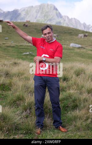 Photovoltaikanlage Sedrun Solar Eric Wagner, CEO der aventron AG. Spatenstich der 19 MW-Photovoltaikanlage Sedrun Solar AM 16.08.2024 in der Gemeinde Tujetsch, Graubünden. Es ist dies die erste alpine Solar-Grossanlage, welche im Rahmen des Solarexpress des Bundes erstellt wird. Die Anlage soll jährlich Strom für rund 6500 Haushalte liefern. Die Realisierung erfolgt durch die energia alpina in Zusammenarbeit mit aventron. *** Centrale photovoltaïque Sedrun Solar Eric Wagner, PDG d'aventron AG cérémonie d'inauguration de la centrale photovoltaïque Sedrun Solar de 19 MW le 16 08 2024 dans la commune o Banque D'Images