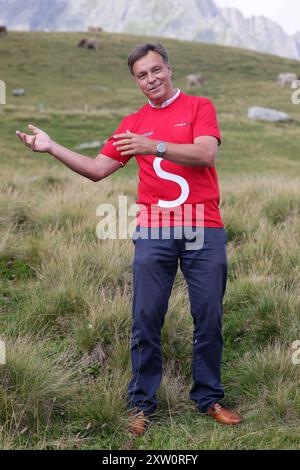 Photovoltaikanlage Sedrun Solar Eric Wagner, CEO der aventron AG. Spatenstich der 19 MW-Photovoltaikanlage Sedrun Solar AM 16.08.2024 in der Gemeinde Tujetsch, Graubünden. Es ist dies die erste alpine Solar-Grossanlage, welche im Rahmen des Solarexpress des Bundes erstellt wird. Die Anlage soll jährlich Strom für rund 6500 Haushalte liefern. Die Realisierung erfolgt durch die energia alpina in Zusammenarbeit mit aventron. *** Centrale photovoltaïque Sedrun Solar Eric Wagner, PDG d'aventron AG cérémonie d'inauguration de la centrale photovoltaïque Sedrun Solar de 19 MW le 16 08 2024 dans la commune o Banque D'Images