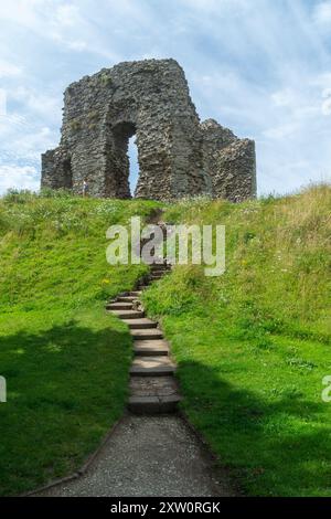 Christchurch, Royaume-Uni - 26 juillet 2024 : marches menant aux vestiges du château de Christchurch classé Grade I, une motte normande et le château de Bailey. Banque D'Images