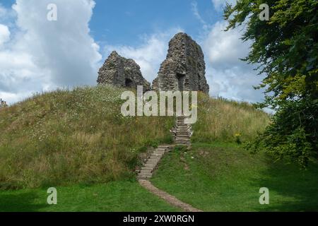 Christchurch, Royaume-Uni - 26 juillet 2024 : marches menant aux vestiges du château de Christchurch classé Grade I, une motte normande et le château de Bailey. Banque D'Images