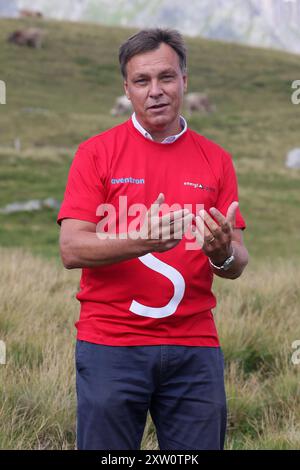 Photovoltaikanlage Sedrun Solar Eric Wagner, CEO der aventron AG. Spatenstich der 19 MW-Photovoltaikanlage Sedrun Solar AM 16.08.2024 in der Gemeinde Tujetsch, Graubünden. Es ist dies die erste alpine Solar-Grossanlage, welche im Rahmen des Solarexpress des Bundes erstellt wird. Die Anlage soll jährlich Strom für rund 6500 Haushalte liefern. Die Realisierung erfolgt durch die energia alpina in Zusammenarbeit mit aventron. *** Centrale photovoltaïque Sedrun Solar Eric Wagner, PDG d'aventron AG cérémonie d'inauguration de la centrale photovoltaïque Sedrun Solar de 19 MW le 16 08 2024 dans la commune o Banque D'Images