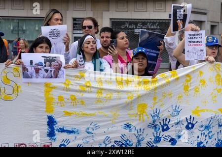 Bruxelles, Belgique. 17 août 2024. Des manifestants se rassemblent place de l'Albertine pour soutenir Edmundo Gonzalez Urrutia, à Bruxelles, samedi 17 août 2024. BELGA PHOTO NICOLAS MAETERLINCK crédit : Belga News Agency/Alamy Live News Banque D'Images