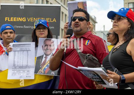 Bruxelles, Belgique. 17 août 2024. Des manifestants se rassemblent place de l'Albertine pour soutenir Edmundo Gonzalez Urrutia, à Bruxelles, samedi 17 août 2024. BELGA PHOTO NICOLAS MAETERLINCK crédit : Belga News Agency/Alamy Live News Banque D'Images