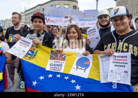 Bruxelles, Belgique. 17 août 2024. Des manifestants se rassemblent place de l'Albertine pour soutenir Edmundo Gonzalez Urrutia, à Bruxelles, samedi 17 août 2024. BELGA PHOTO NICOLAS MAETERLINCK crédit : Belga News Agency/Alamy Live News Banque D'Images