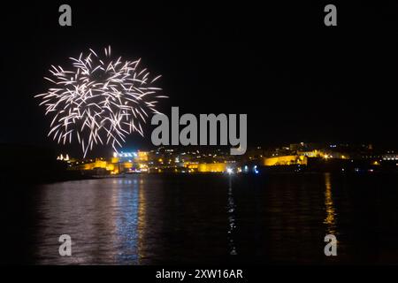 Feu d'artifice au port de malte le 30 avril 2014, pris de Kalkara, Malte Banque D'Images