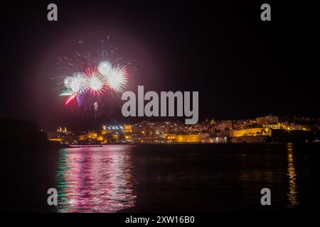 Feu d'artifice au port de malte le 30 avril 2014, pris de Kalkara, Malte Banque D'Images