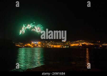 Feu d'artifice au port de malte le 30 avril 2014, pris de Kalkara, Malte Banque D'Images