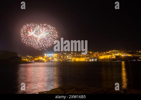 Feu d'artifice au port de malte le 30 avril 2014, pris de Kalkara, Malte Banque D'Images