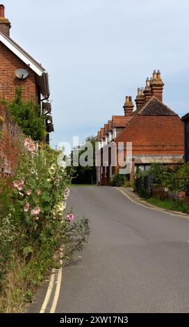 ORFORD, SUFFOLK, Royaume-Uni - 15 JUILLET 2024 : vue le long d'une rue calme dans le village Banque D'Images