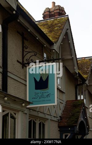 ORFORD, SUFFOLK, Royaume-Uni - 15 JUILLET 2024 : panneau pour le pub Crown and Castle dans le village Banque D'Images