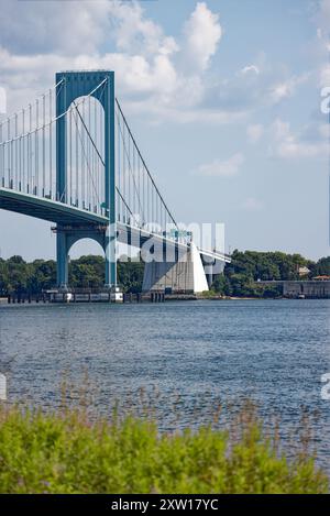 Le Bronx-Whitestone Bridge est un pont suspendu de l'East River reliant Ferry point/Throggs Neck dans le Bronx à Whitestone, Queens, New York. Banque D'Images