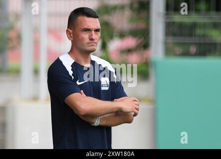 Mainz, Allemagne. 17 août 2024. Football : DFB Cup, Schott Mainz - SpVgg Greuther Fürth, 1er tour, Stadion am Bruchweg. L'entraîneur de Mayence Samuel Horozovic crédit : Torsten Silz/dpa - NOTE IMPORTANTE: conformément aux règlements de la DFL German Football League et de la DFB German Football Association, il est interdit d'utiliser ou de faire utiliser des photographies prises dans le stade et/ou du match sous forme d'images séquentielles et/ou de séries de photos de type vidéo./dpa/Alamy Live News Banque D'Images