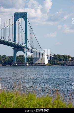 Le Bronx-Whitestone Bridge est un pont suspendu de l'East River reliant Ferry point/Throggs Neck dans le Bronx à Whitestone, Queens, New York. Banque D'Images