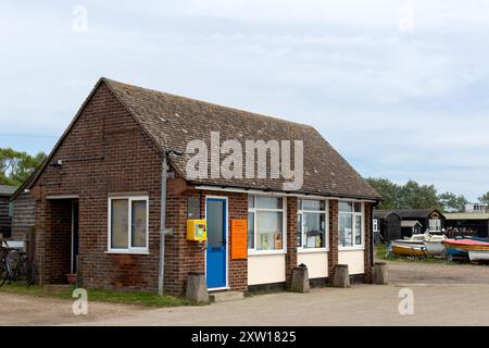 ORFORD, SUFFOLK, Royaume-Uni - 15 JUILLET 2024 : vue extérieure du bureau du port Banque D'Images