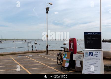 ORFORD, SUFFOLK, Royaume-Uni - 15 JUILLET 2024 : le quai avec des panneaux pour les excursions fluviales Banque D'Images