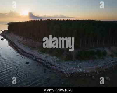 Petite île estonienne de Pedassaar dans la mer Baltique, vue photo depuis un drone. Banque D'Images