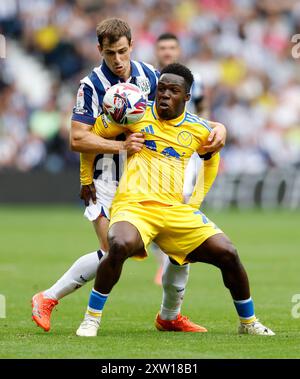 Wilfried Gnonto de Leeds United (à droite) et Jayson Molumby de West Bromwich Albion se battent pour le ballon lors du Sky Bet Championship match aux Hawthorns, West Bromwich. Date de la photo : samedi 17 août 2024. Banque D'Images