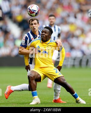 Wilfried Gnonto de Leeds United (à droite) et Jayson Molumby de West Bromwich Albion se battent pour le ballon lors du Sky Bet Championship match aux Hawthorns, West Bromwich. Date de la photo : samedi 17 août 2024. Banque D'Images